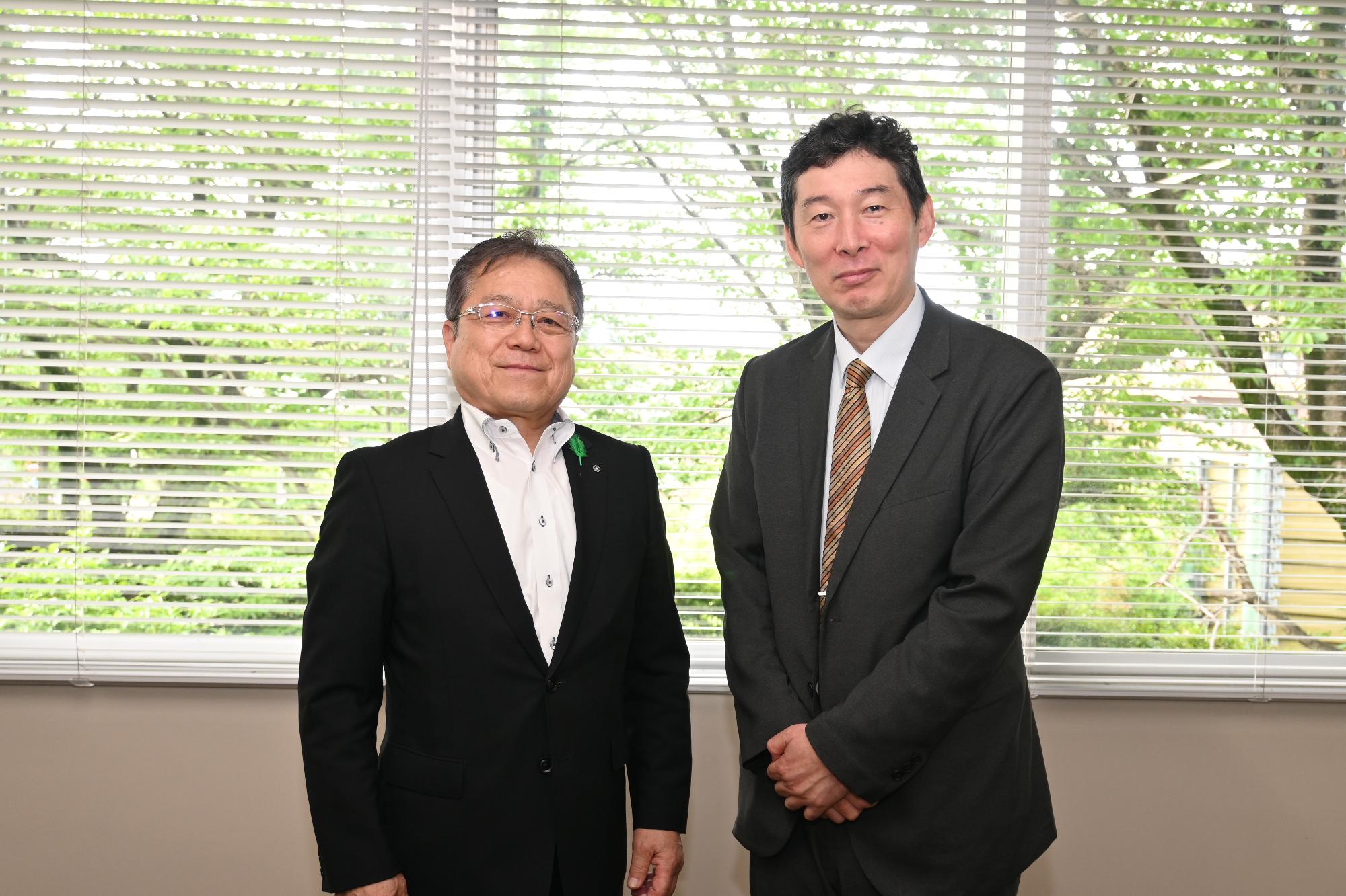 (左）清川村長 岩澤吉美  （右）東海大学経営学部 学部長 八木英一郎