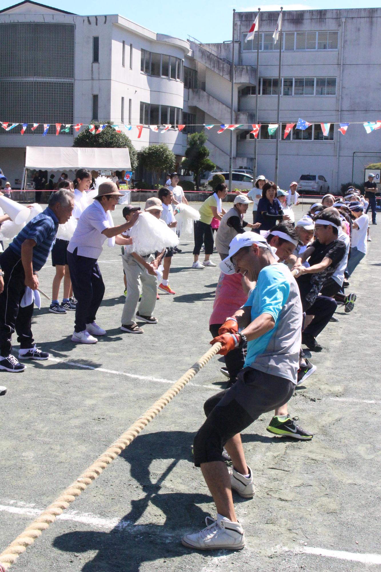 煤ヶ谷体育祭綱引きの様子