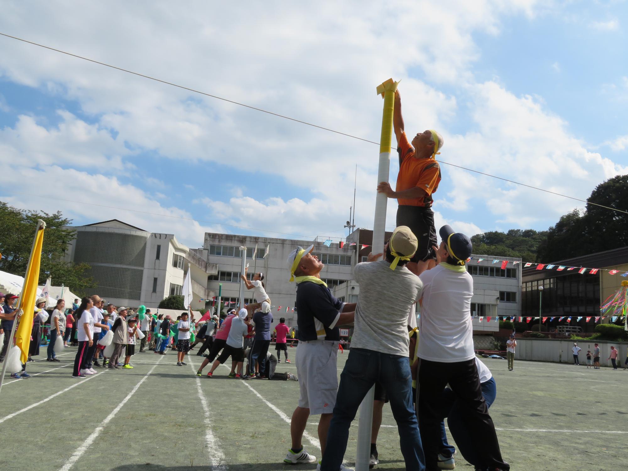 煤ヶ谷地区体育祭旗立競争の様子