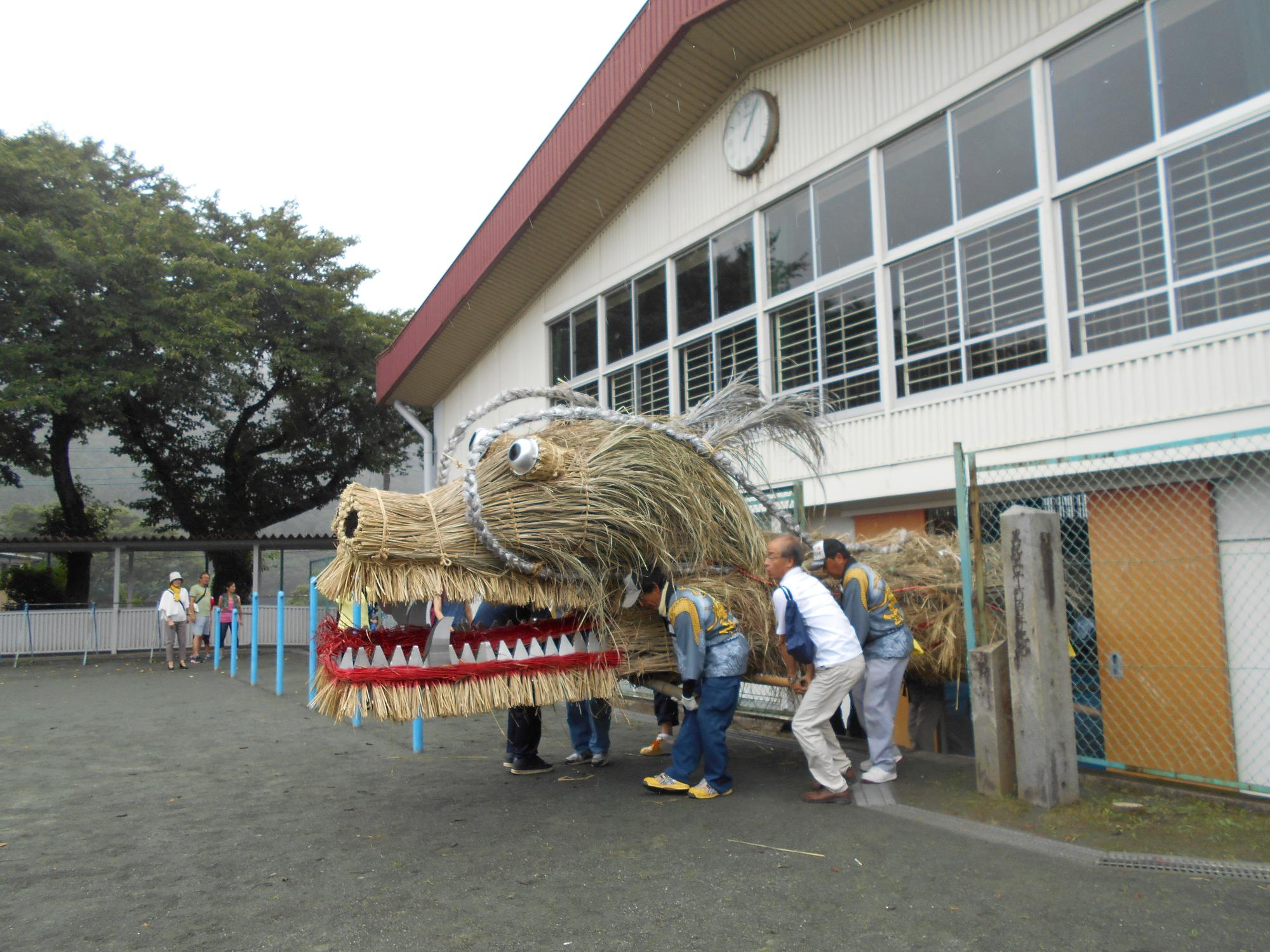 青龍 小学校体育館から運び出す様子