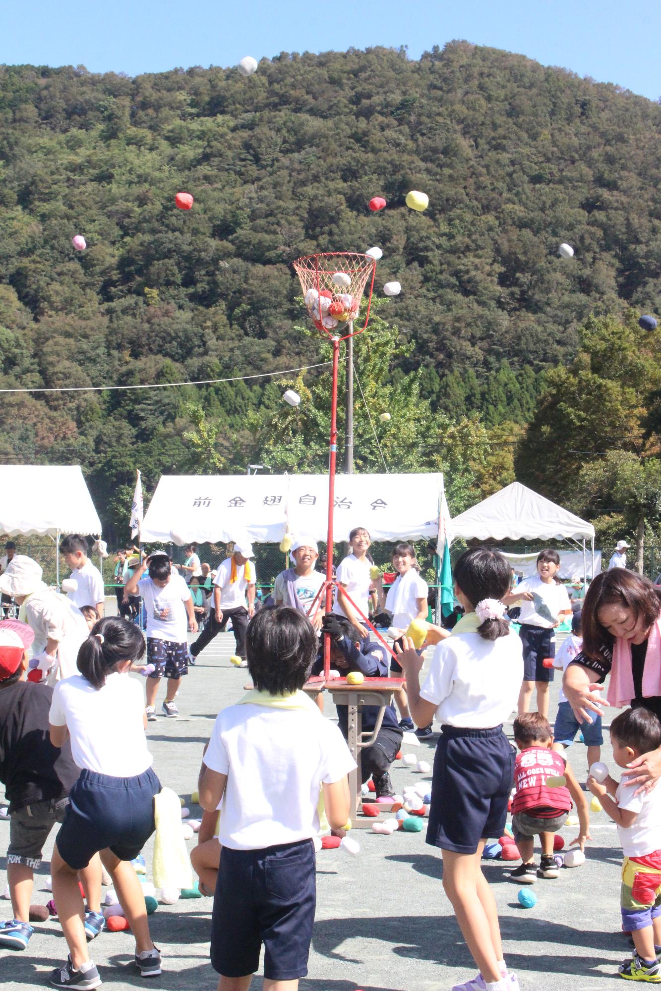 煤ヶ谷体育祭綱引きの様子